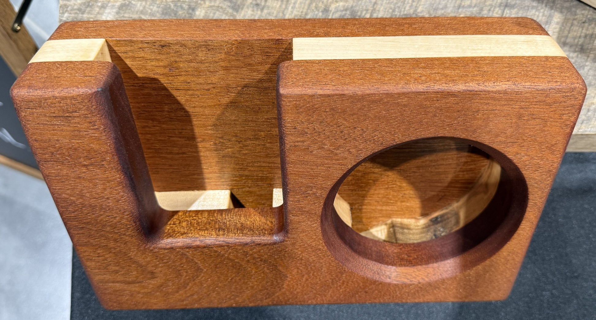 Passive phone music amplifier Mahogany exterior with Maple core