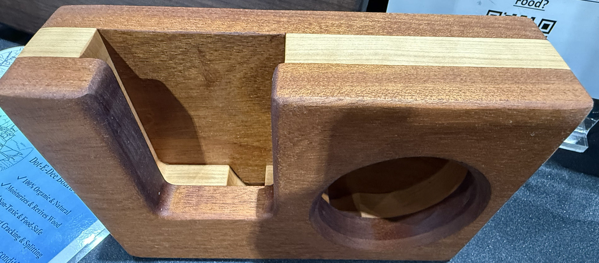 Passive phone music amplifier Mahogany exterior with Cherry core