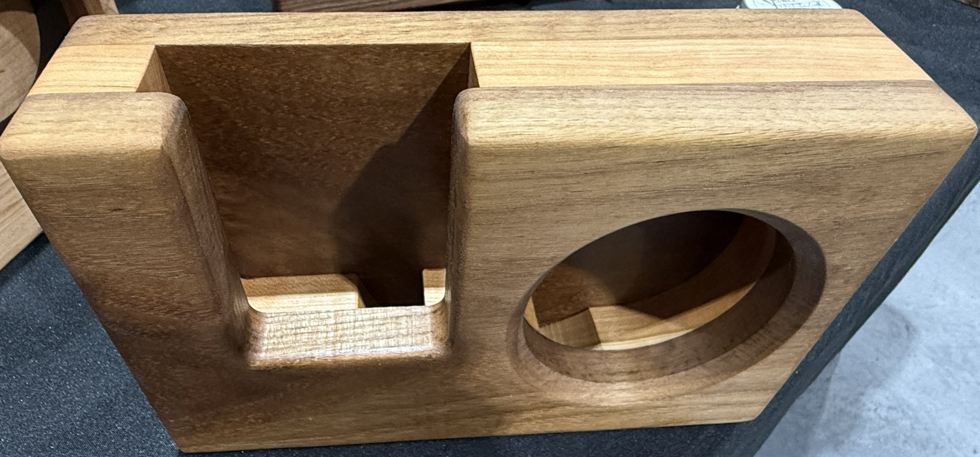 Passive phone music amplifier Walnut exterior with Cherry core